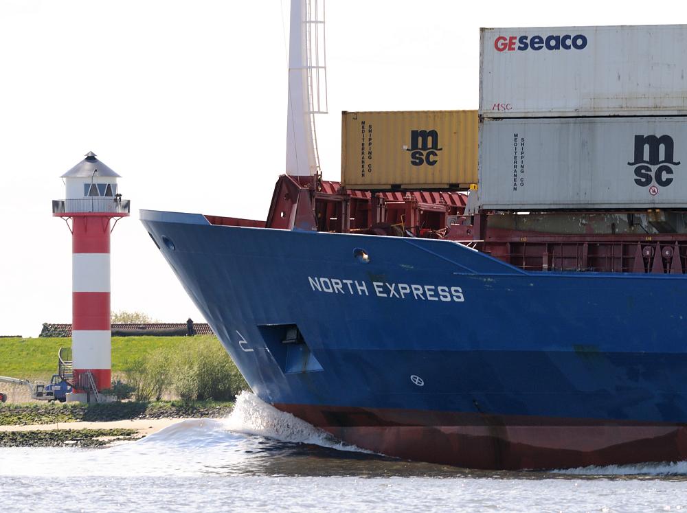 7111 Bug des Containerfeeders NORTH EXPRESS Leuchtturm Luehe | Bilder von Schiffen im Hafen Hamburg und auf der Elbe